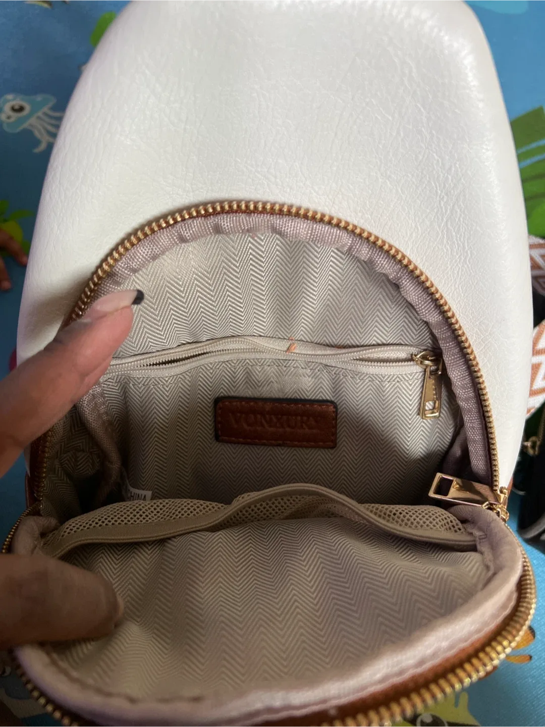 Vonruo White Sling Bag image indicator(3)