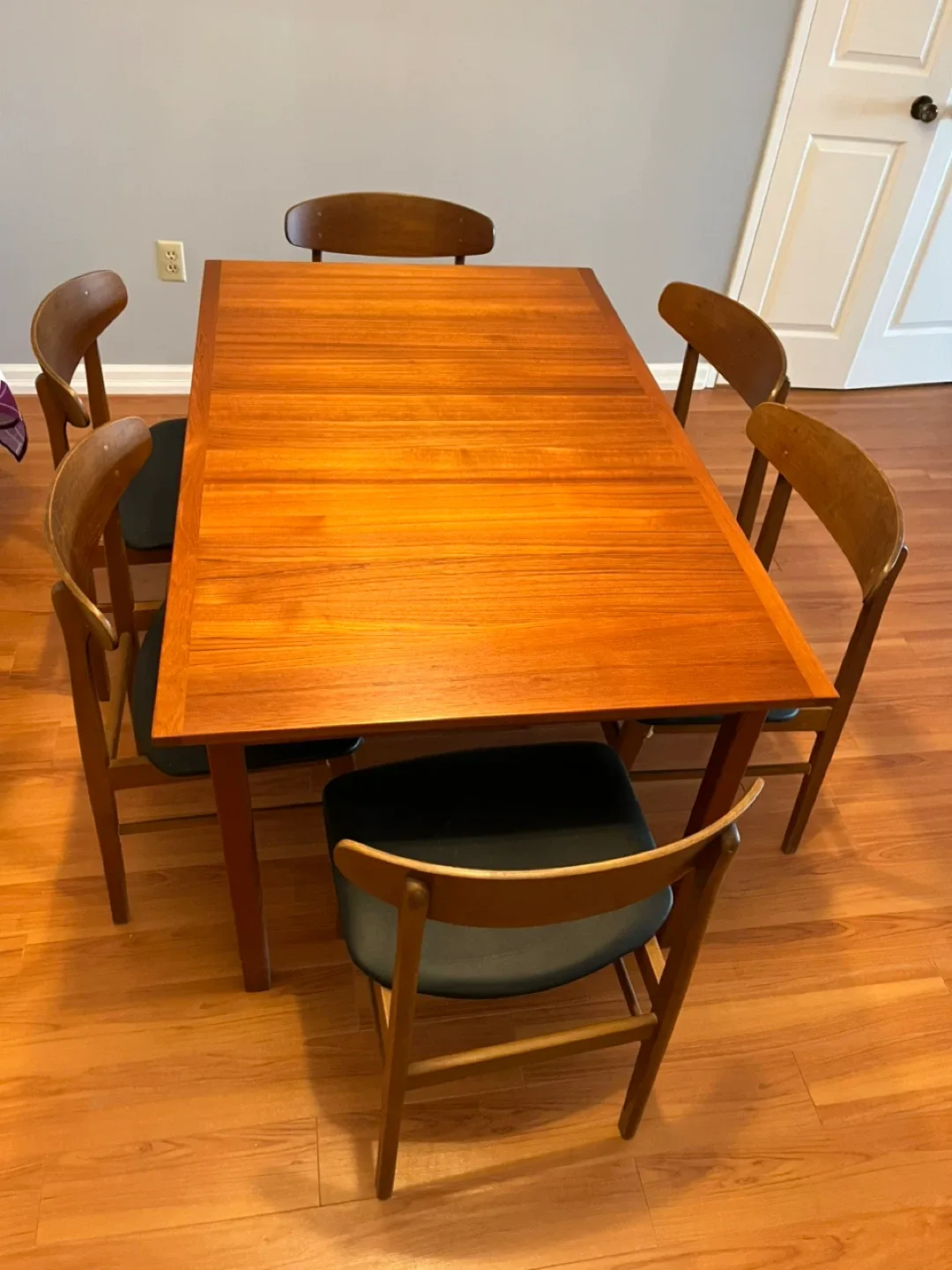Mid-Century Modern Dining Table with 6 Chairs