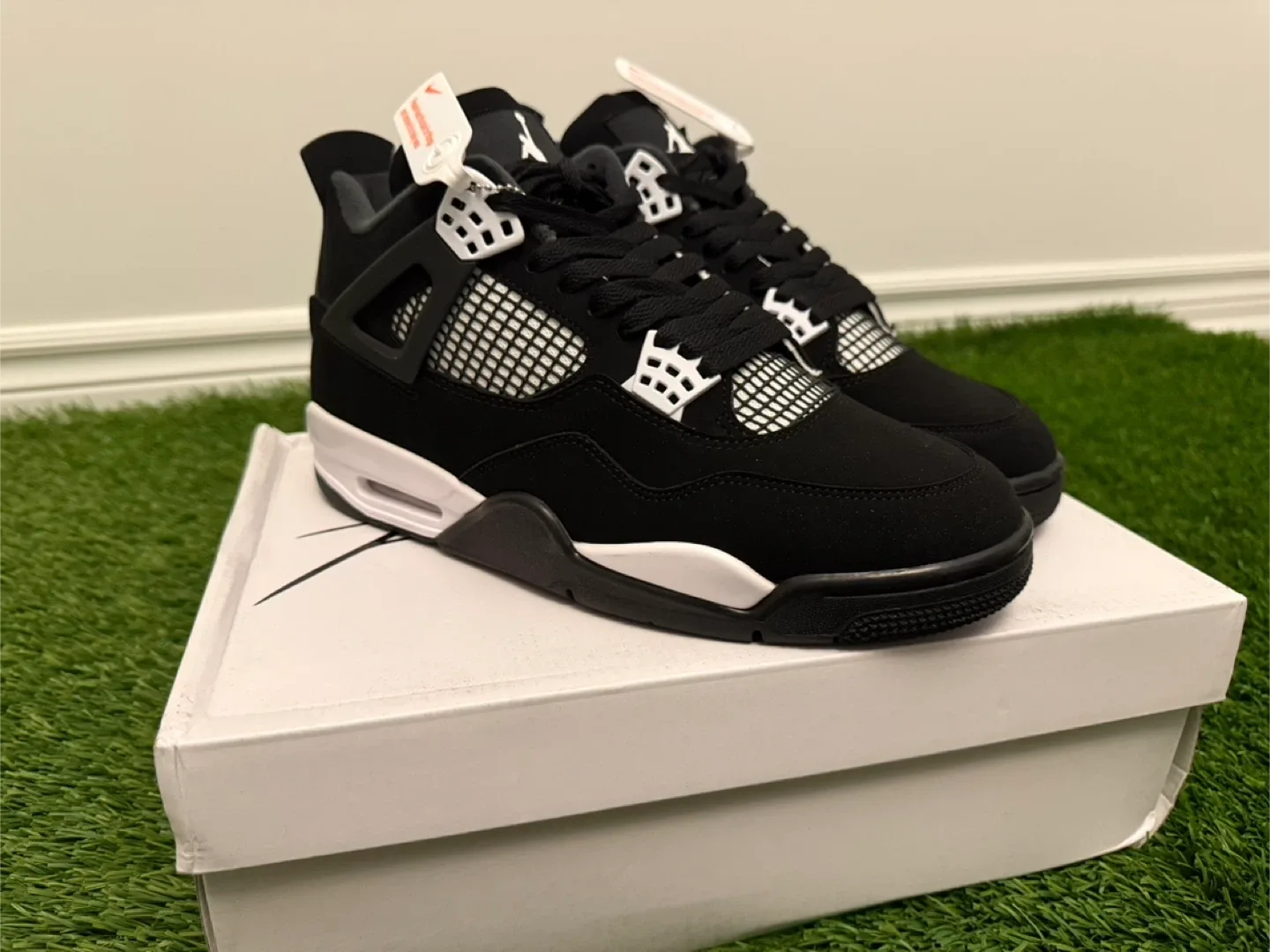 New Air Jordan 4 White Thunders Retro - Size 10.5 image indicator(4)