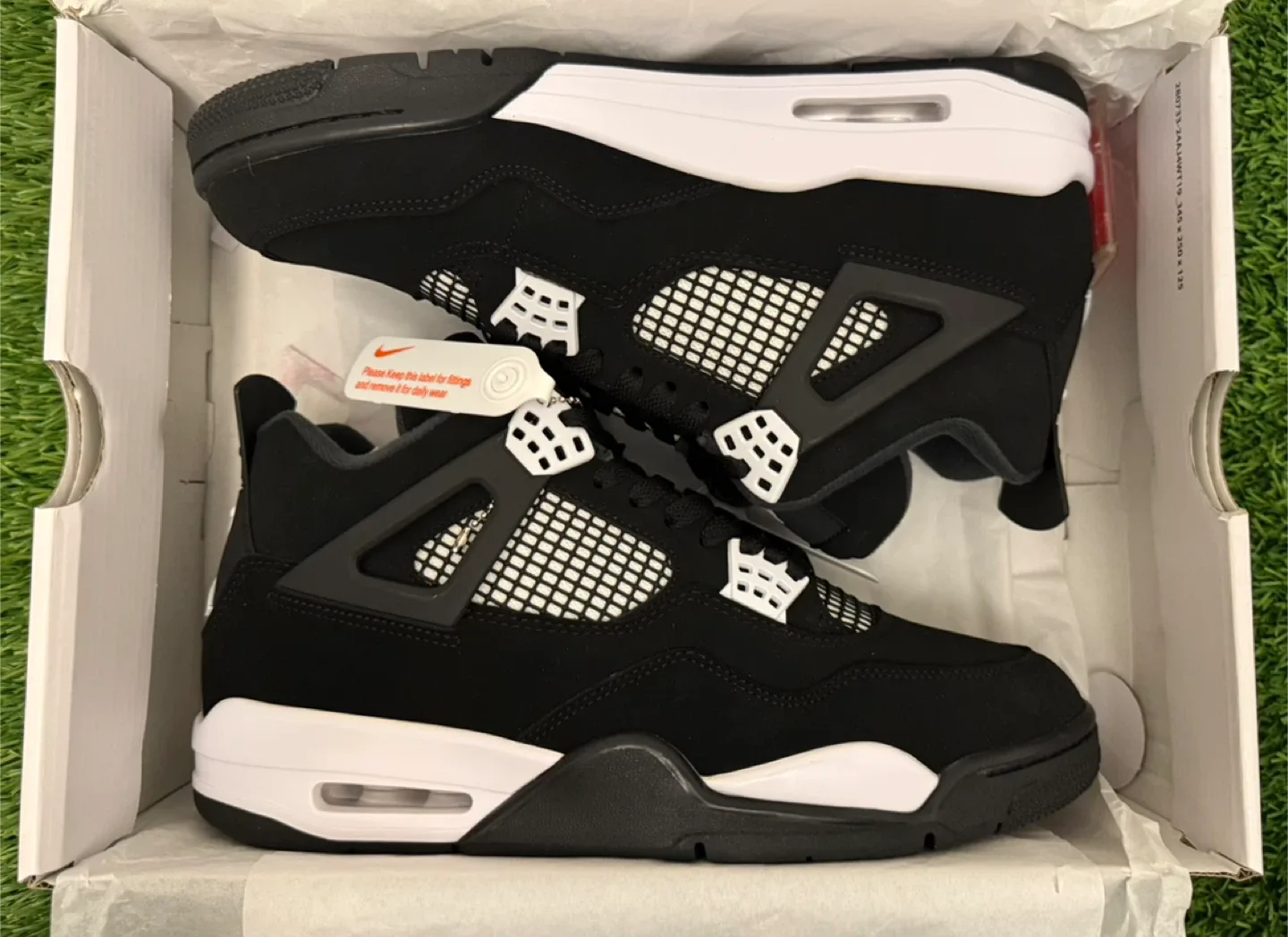 New Air Jordan 4 White Thunders Retro - Size 10.5