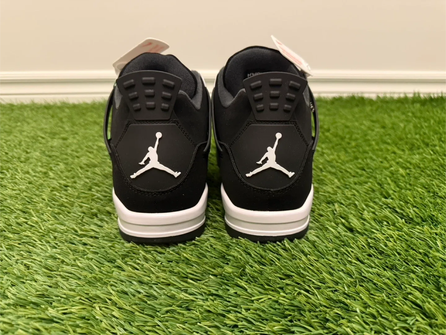 New Air Jordan 4 White Thunders Retro - Size 10.5 image indicator(3)