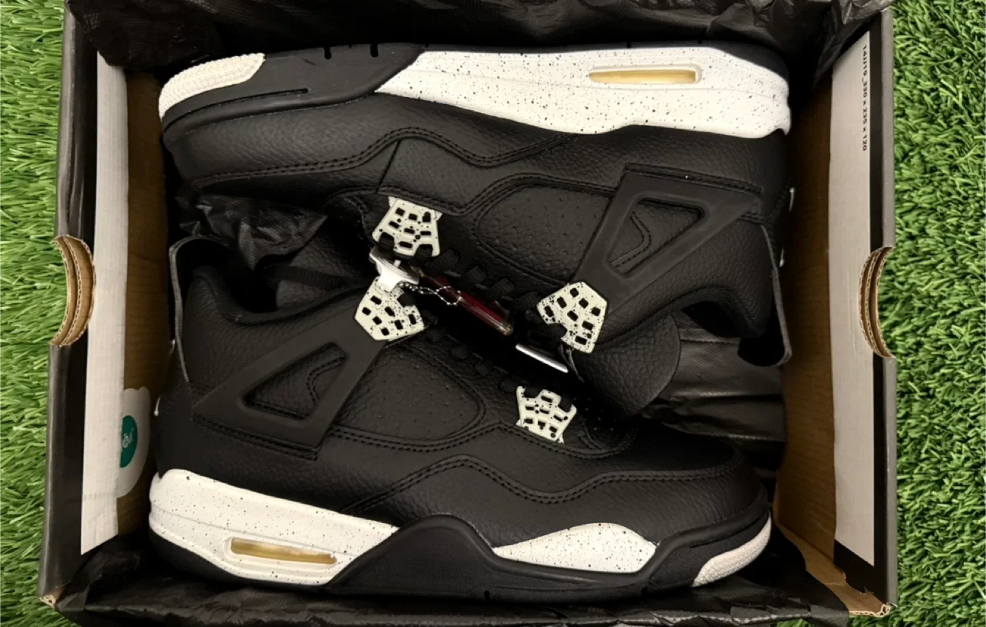 Air Jordan 4 Retro Oreo image indicator(2)