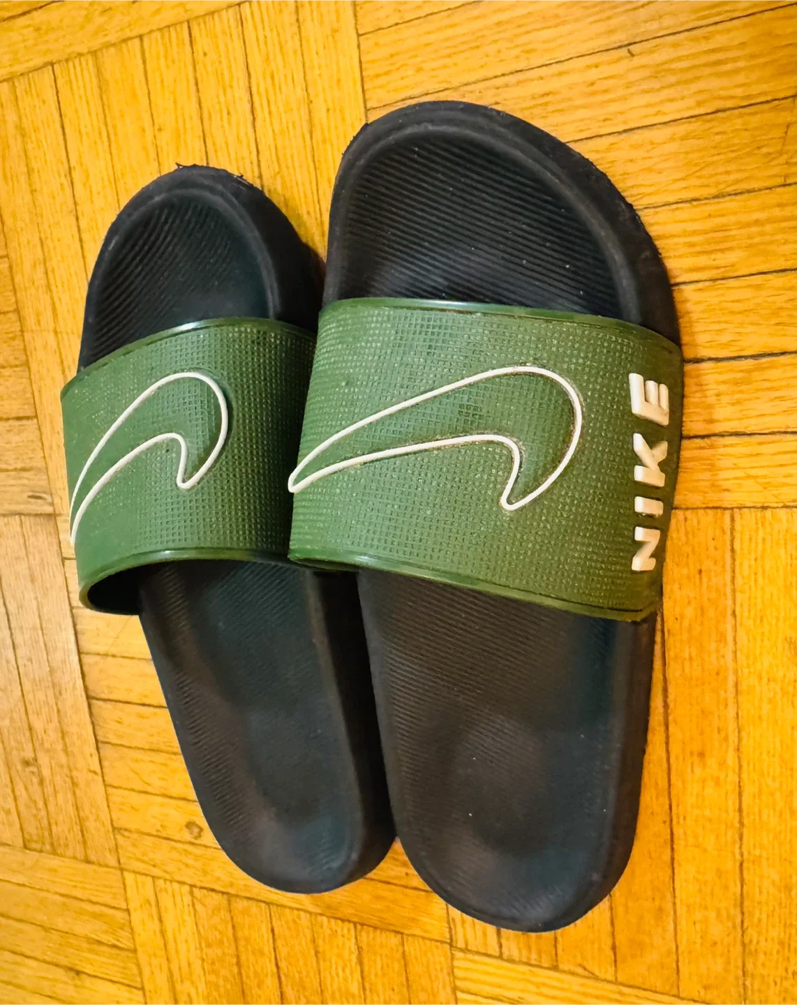 Nike Slipper, Green and Black image indicator(2)