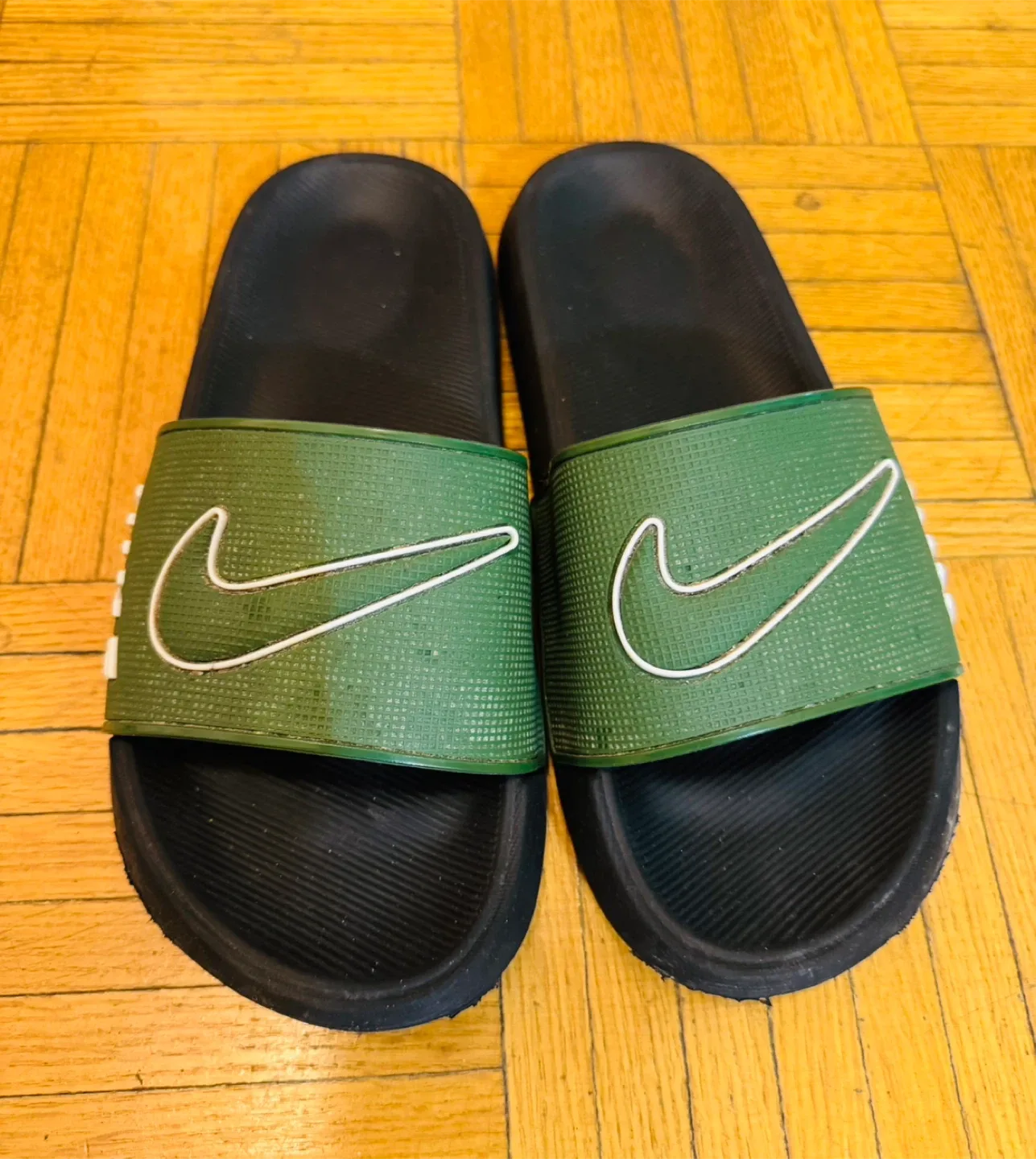 Nike Slipper, Green and Black image indicator(3)