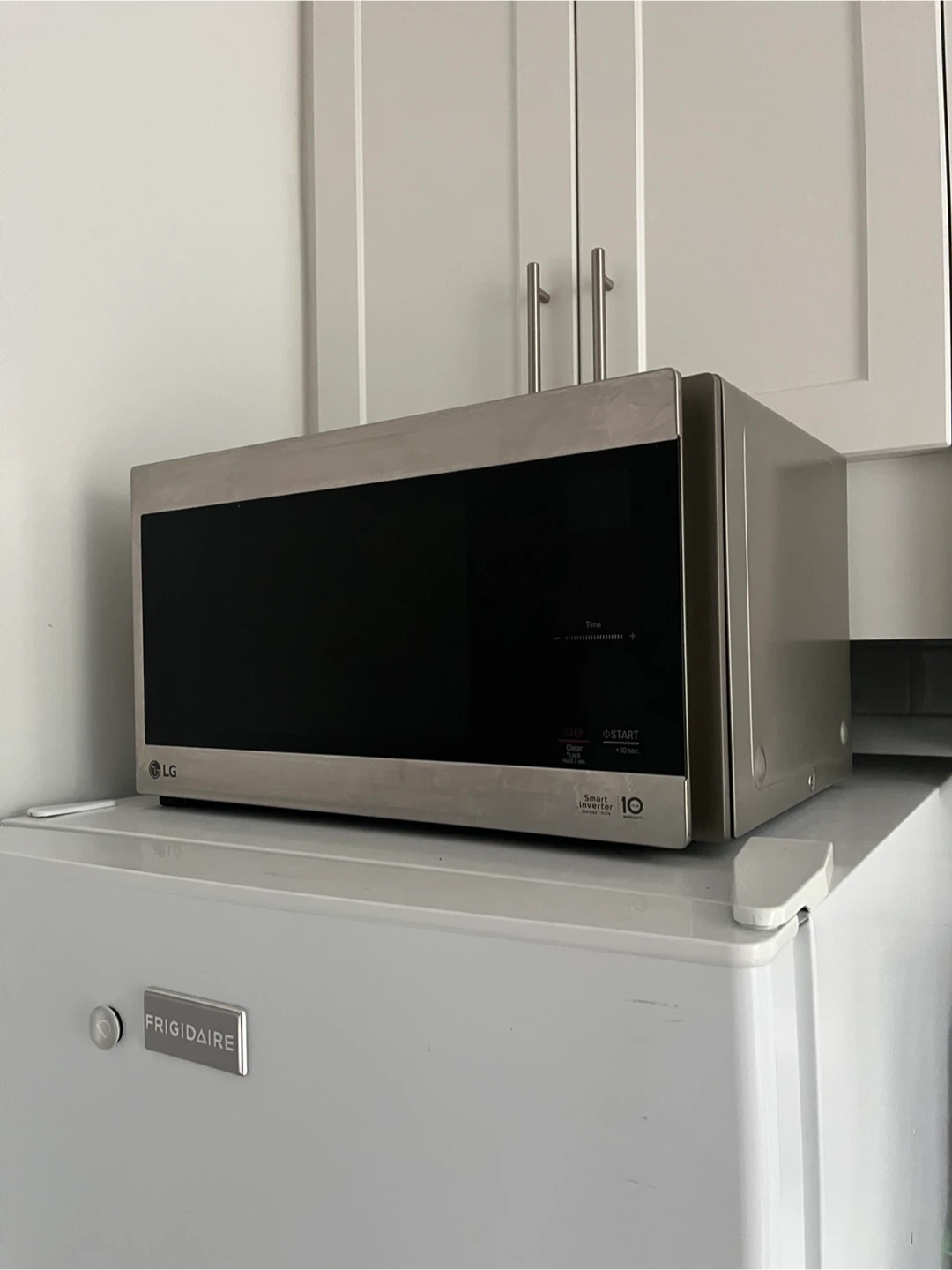 LG Microwave 0.9 cu ft - photo 2