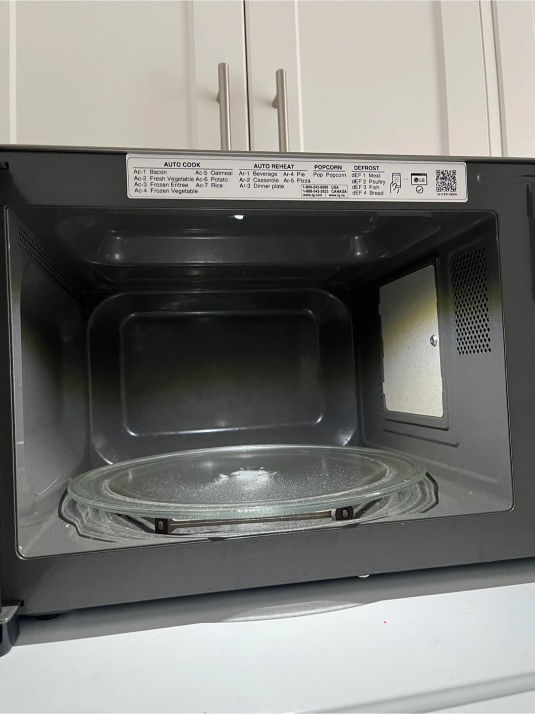 LG Microwave 0.9 cu ft - photo 3