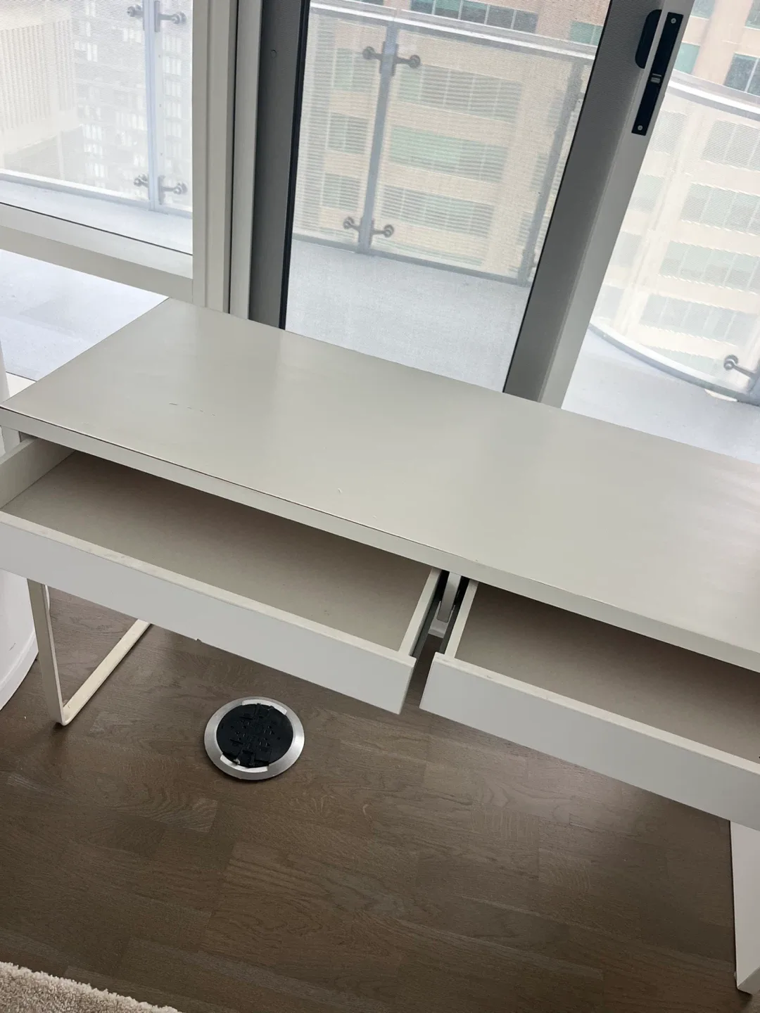 White Desk with Drawers image indicator(2)
