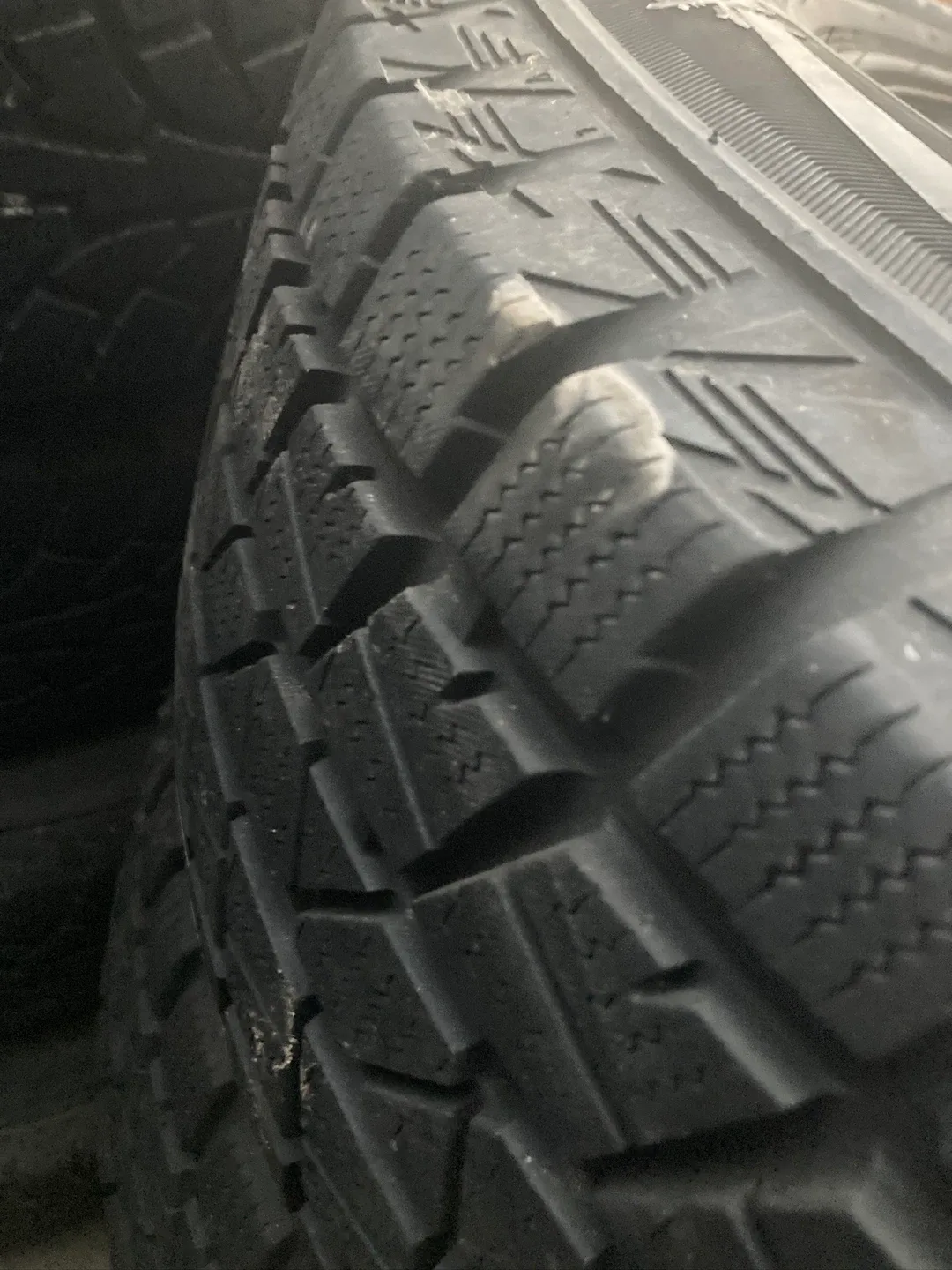 Headway Polarstar 235/70R16 106T Tire and Rims image indicator(3)