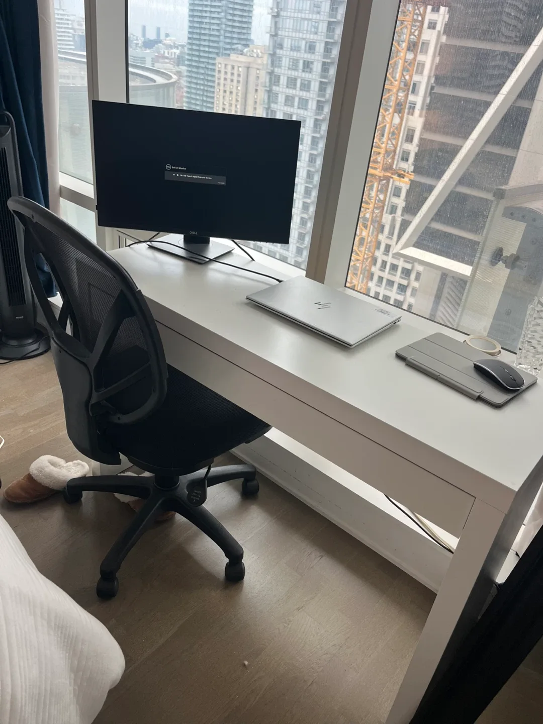 White desk with drawers