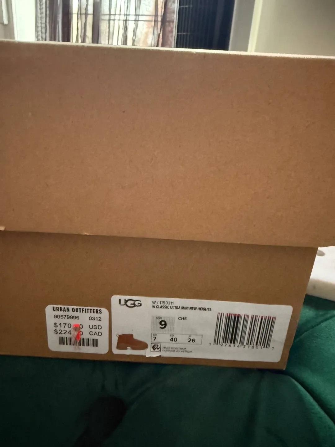 UGG Women's Classic Ultra Mini Platform Boot, Size 7 image indicator(6)