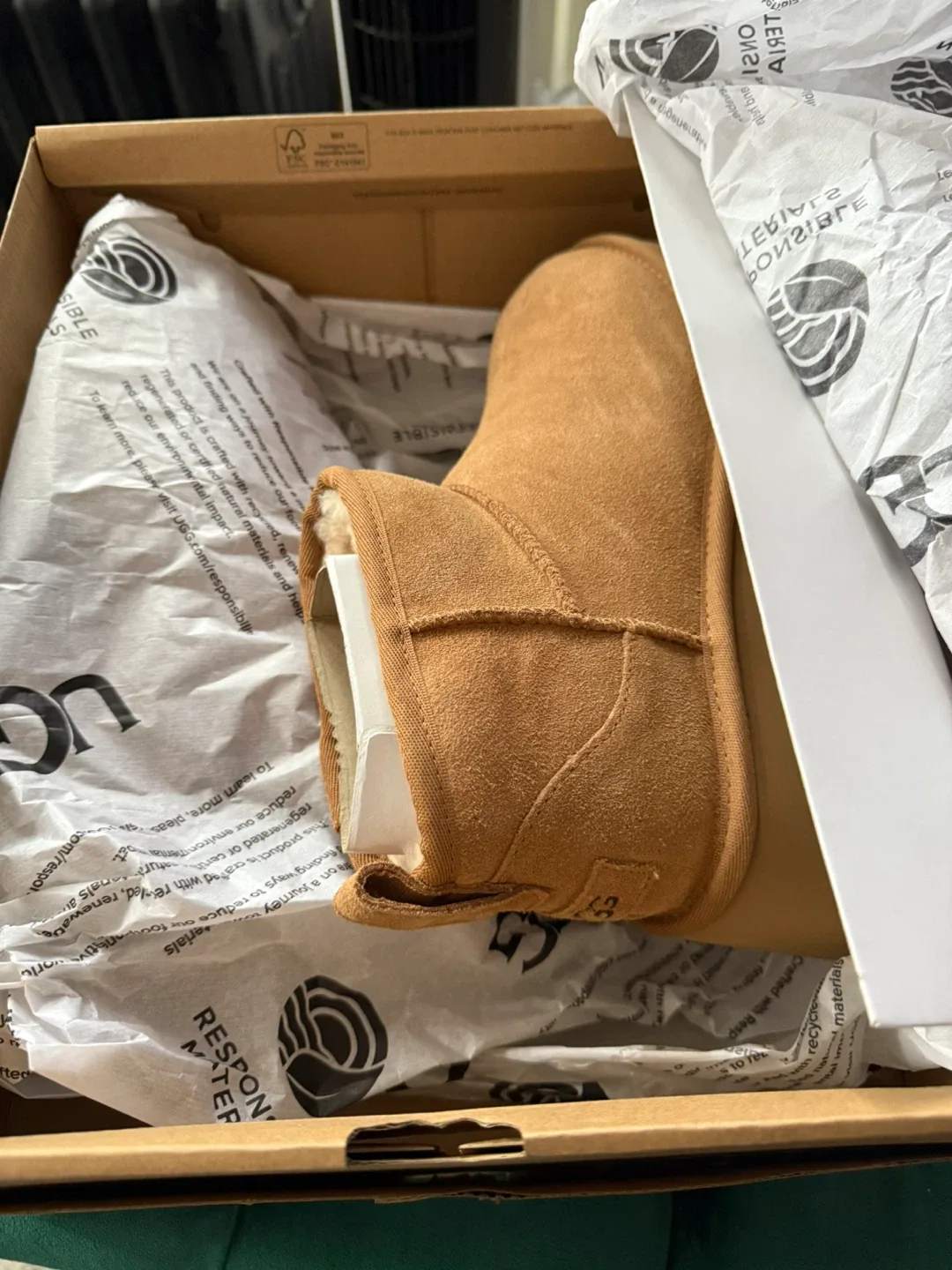 UGG Women's Classic Ultra Mini Platform Boot, Size 7 image indicator(4)