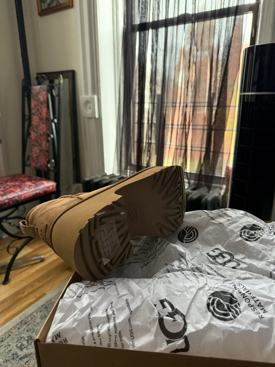 UGG Women's Classic Ultra Mini Platform Boot, Size 7 image indicator(5)