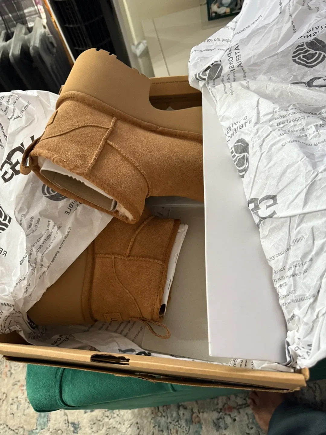 UGG Women's Classic Ultra Mini Platform Boot, Size 7 image indicator(3)