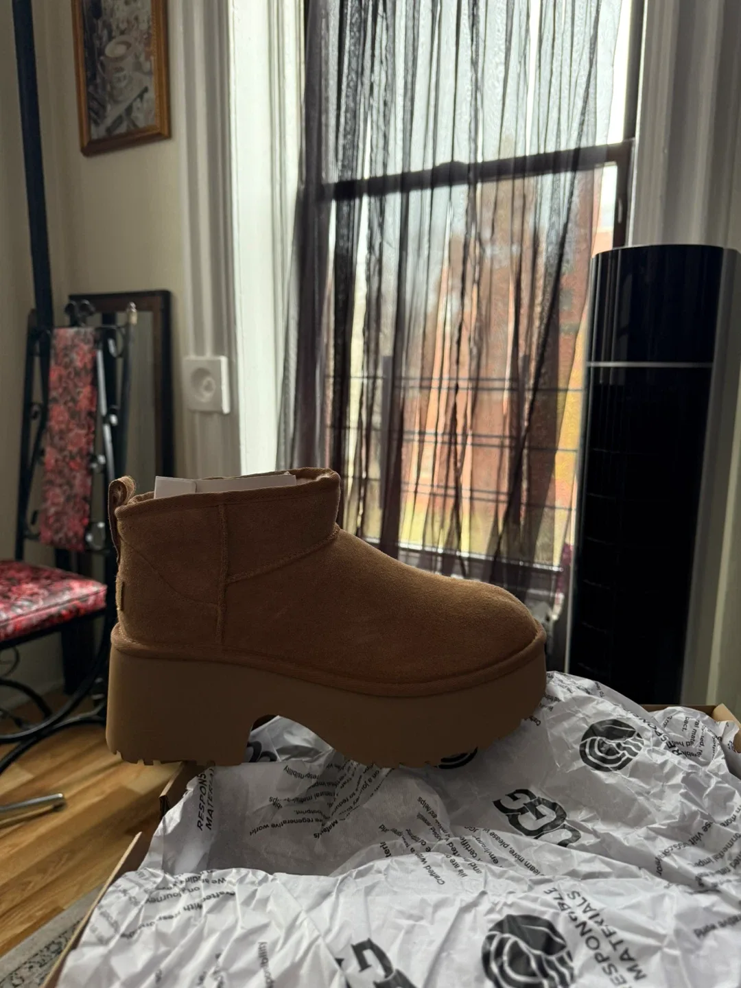 UGG Women's Classic Ultra Mini Platform Boot, Size 7 image indicator(2)