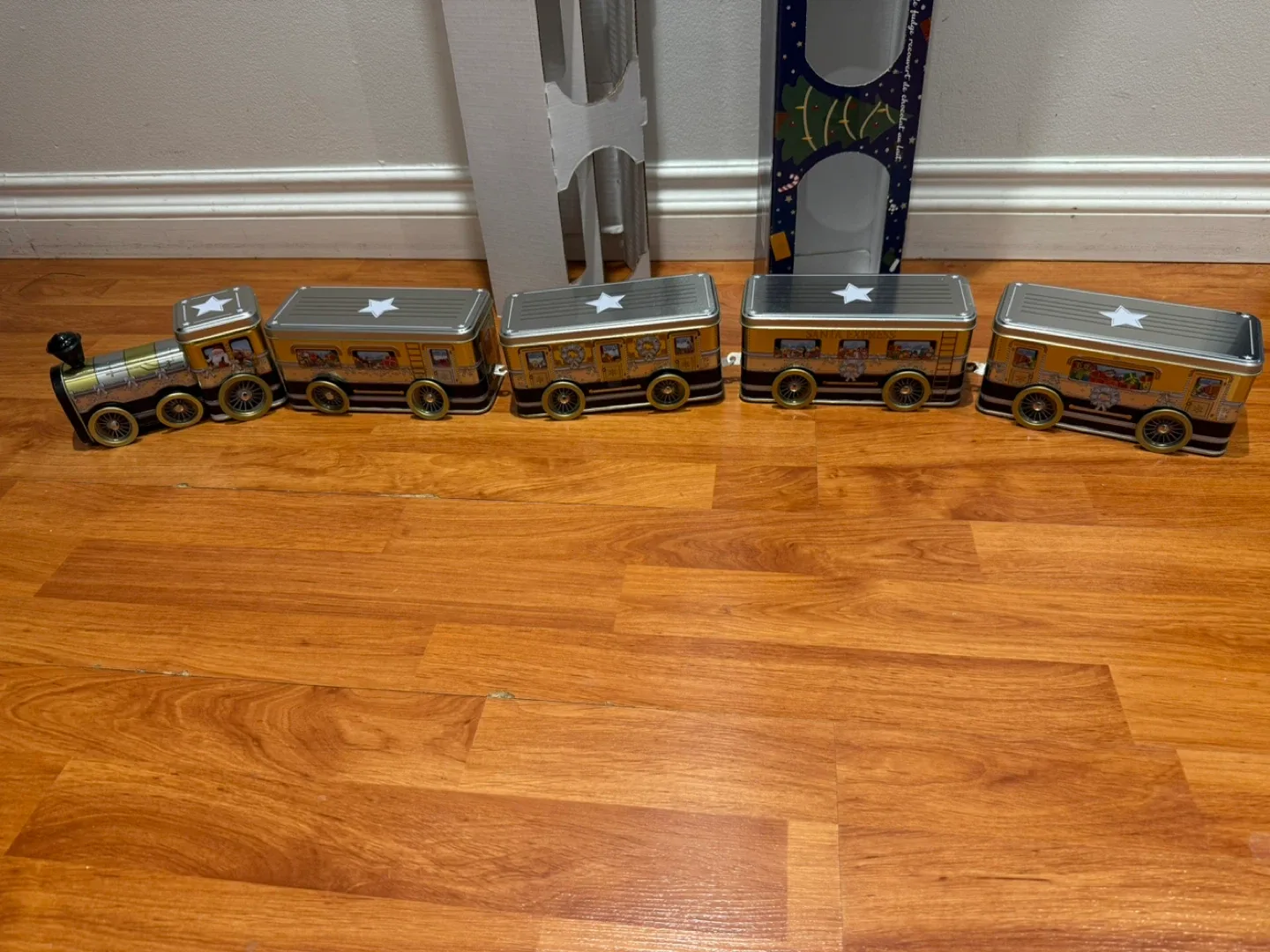 Christmas Train with carriages image indicator(2)