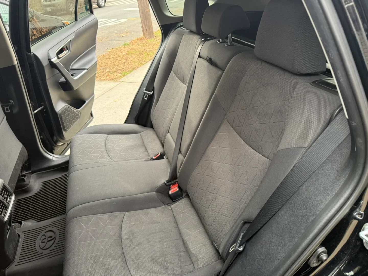 Black Toyota RAV4 SLE 2019 MODEL image indicator(8)