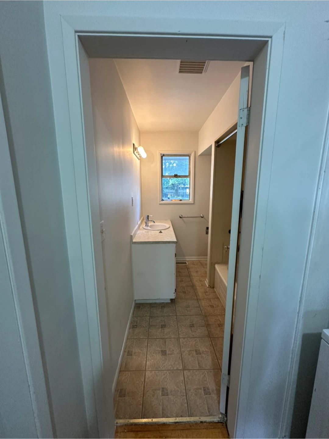 3 beds & 2 bath upper portion for rent - photo 4