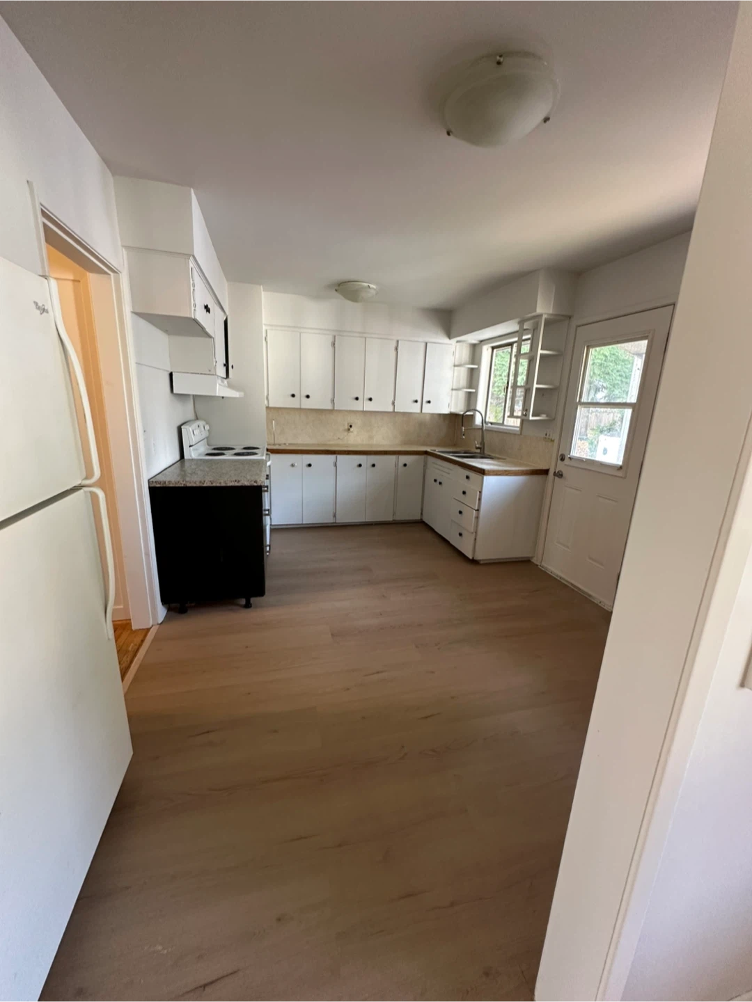 3 beds & 2 bath upper portion for rent - photo 3