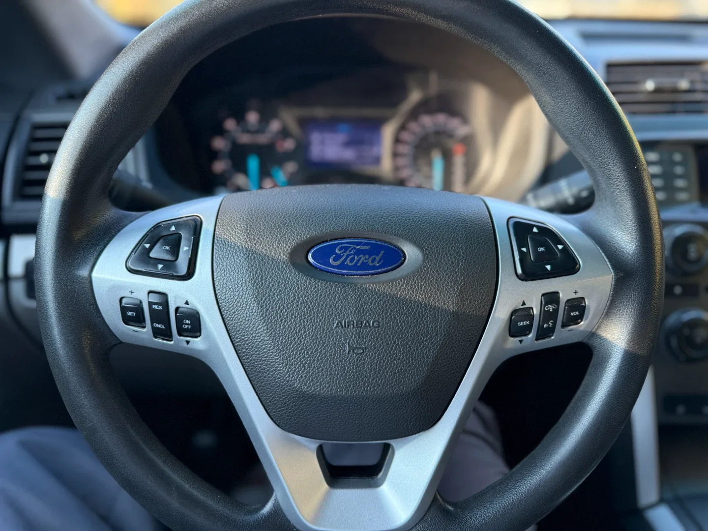 Ford Explorer SUV image indicator(4)