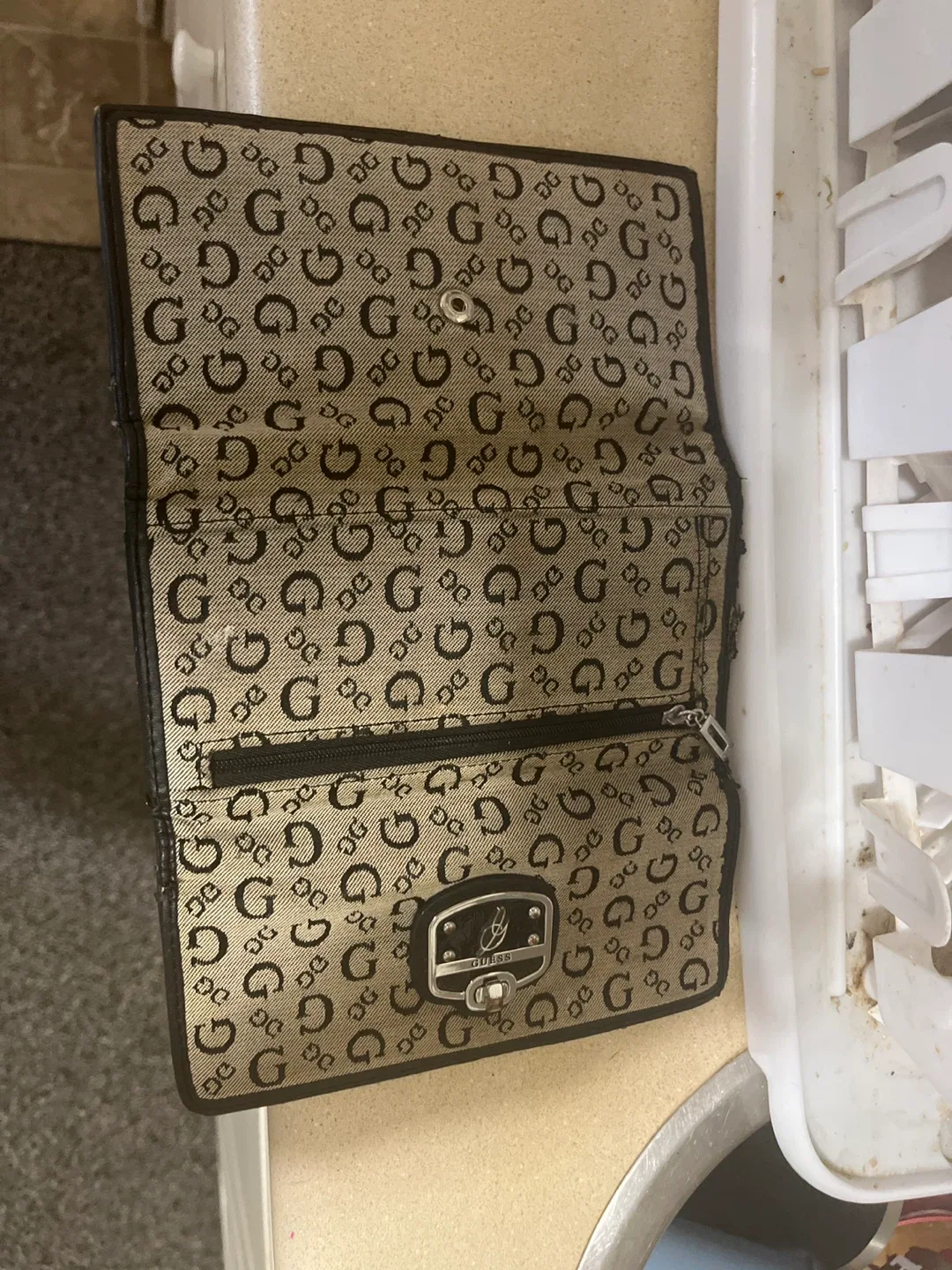 Guess Wallet image indicator(3)