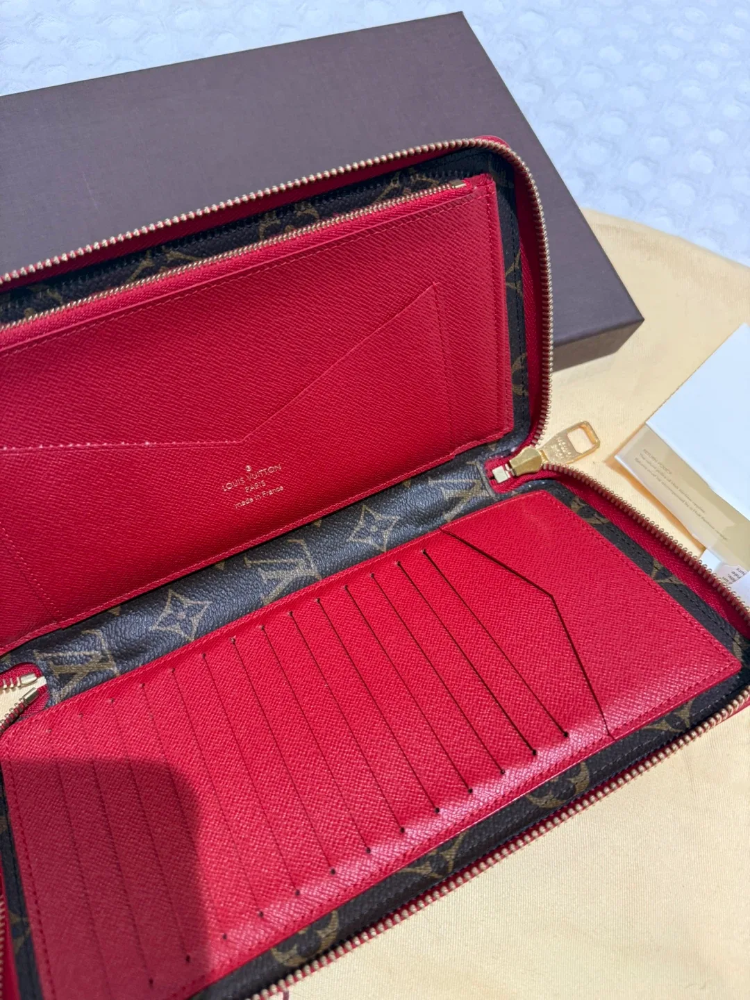 Louis Vuitton Zippy Wallet image indicator(2)