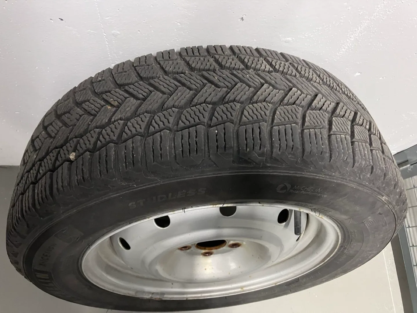 4 - Michelin X-Ice Snow 215/60R16 Winter Tire image indicator(4)