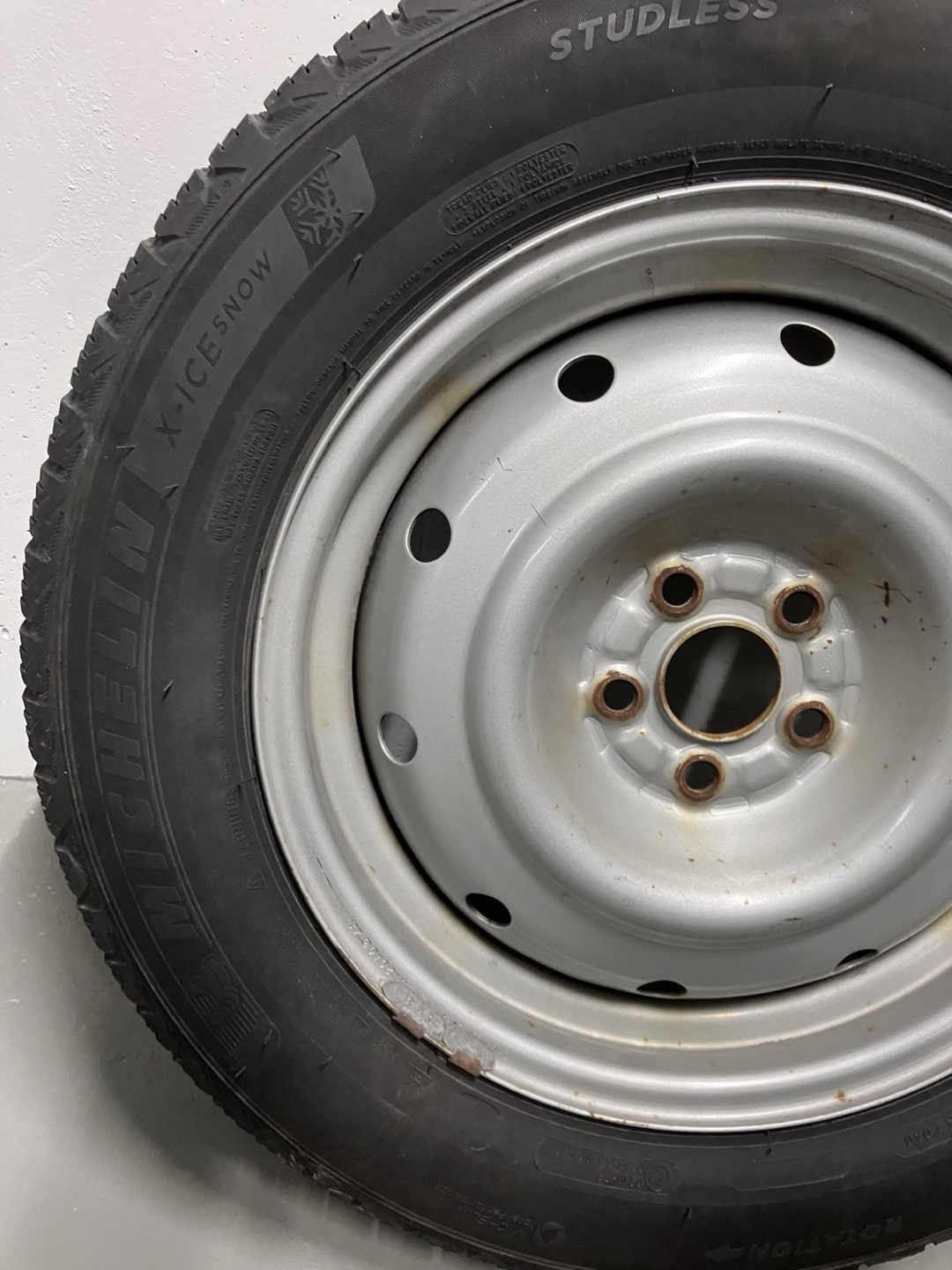 4 - Michelin X-Ice Snow 215/60R16 Winter Tire - photo 3