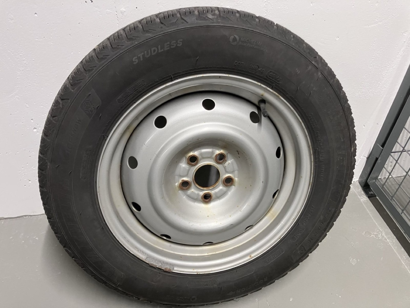 4 - Michelin X-Ice Snow 215/60R16 Winter Tire - photo 2