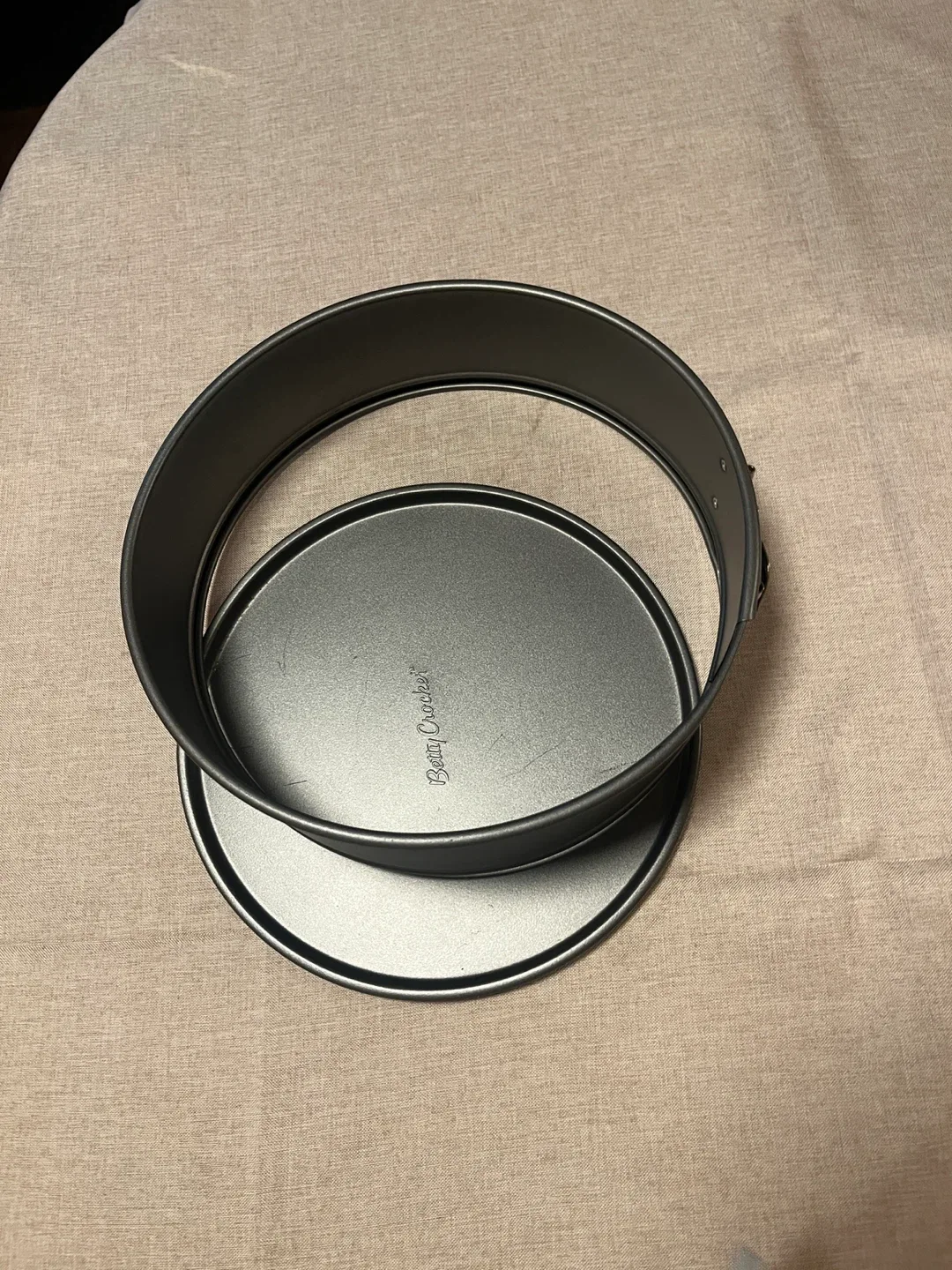 Betty Crocker Springform Pan image indicator(2)