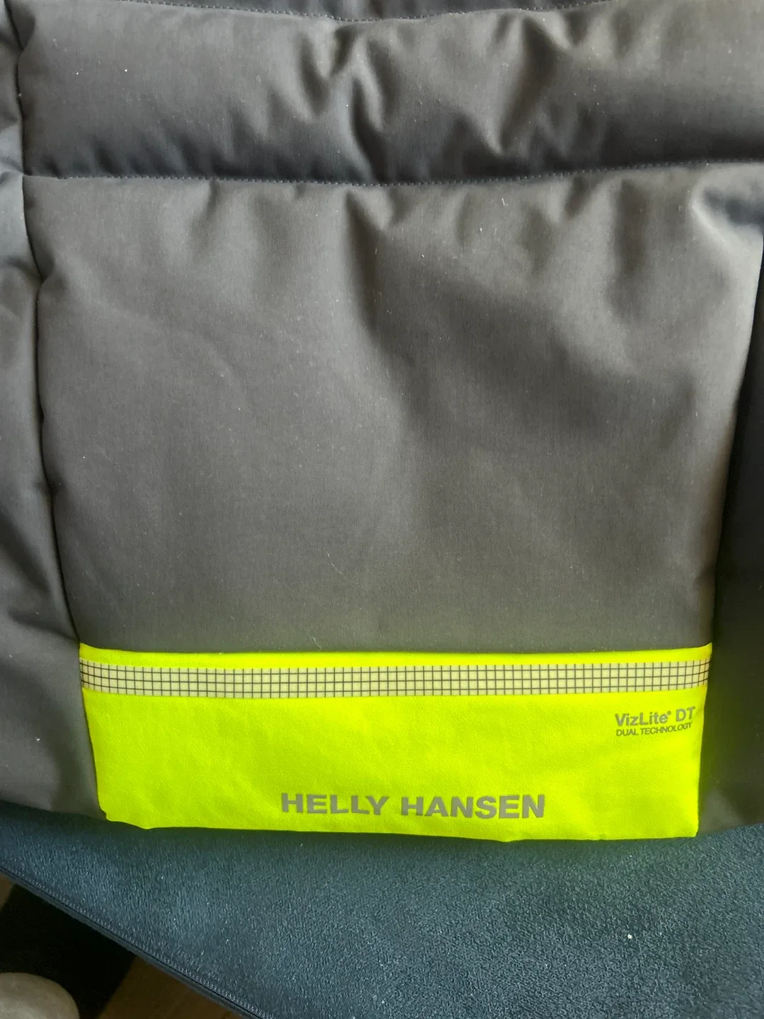 Helly Hansen VizLite DT glow feature 5T image indicator(2)
