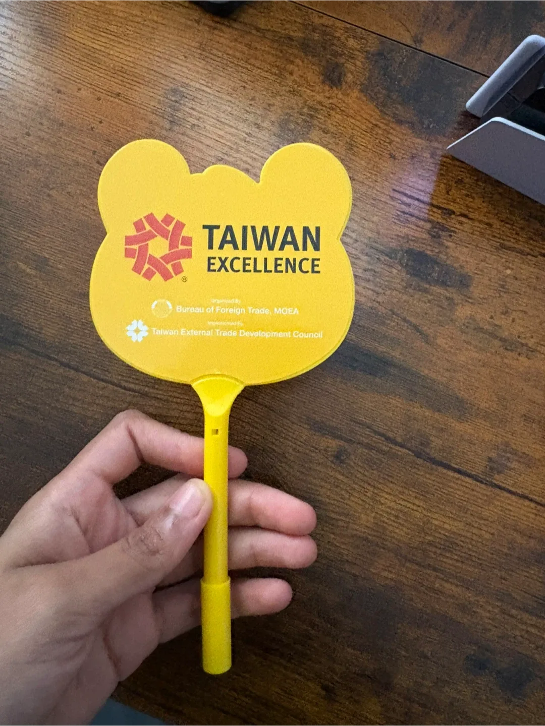 Bear Hand Fan and Pen image indicator(2)