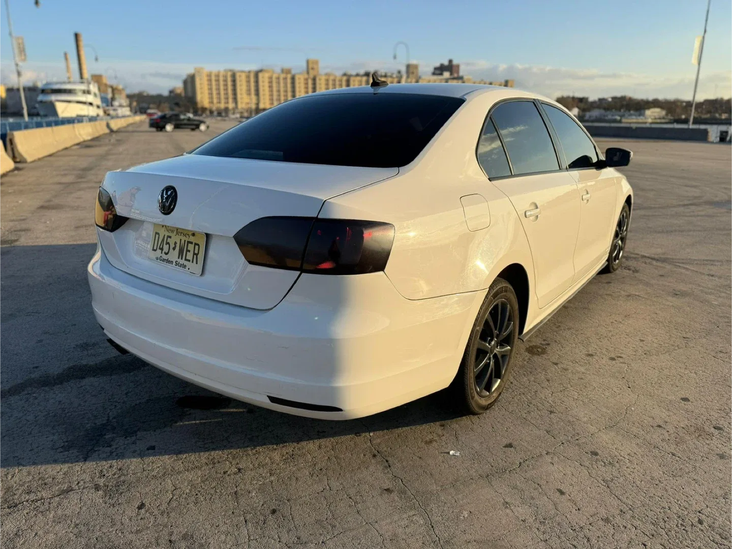 White Volkswagen Jetta Sedan image indicator(2)