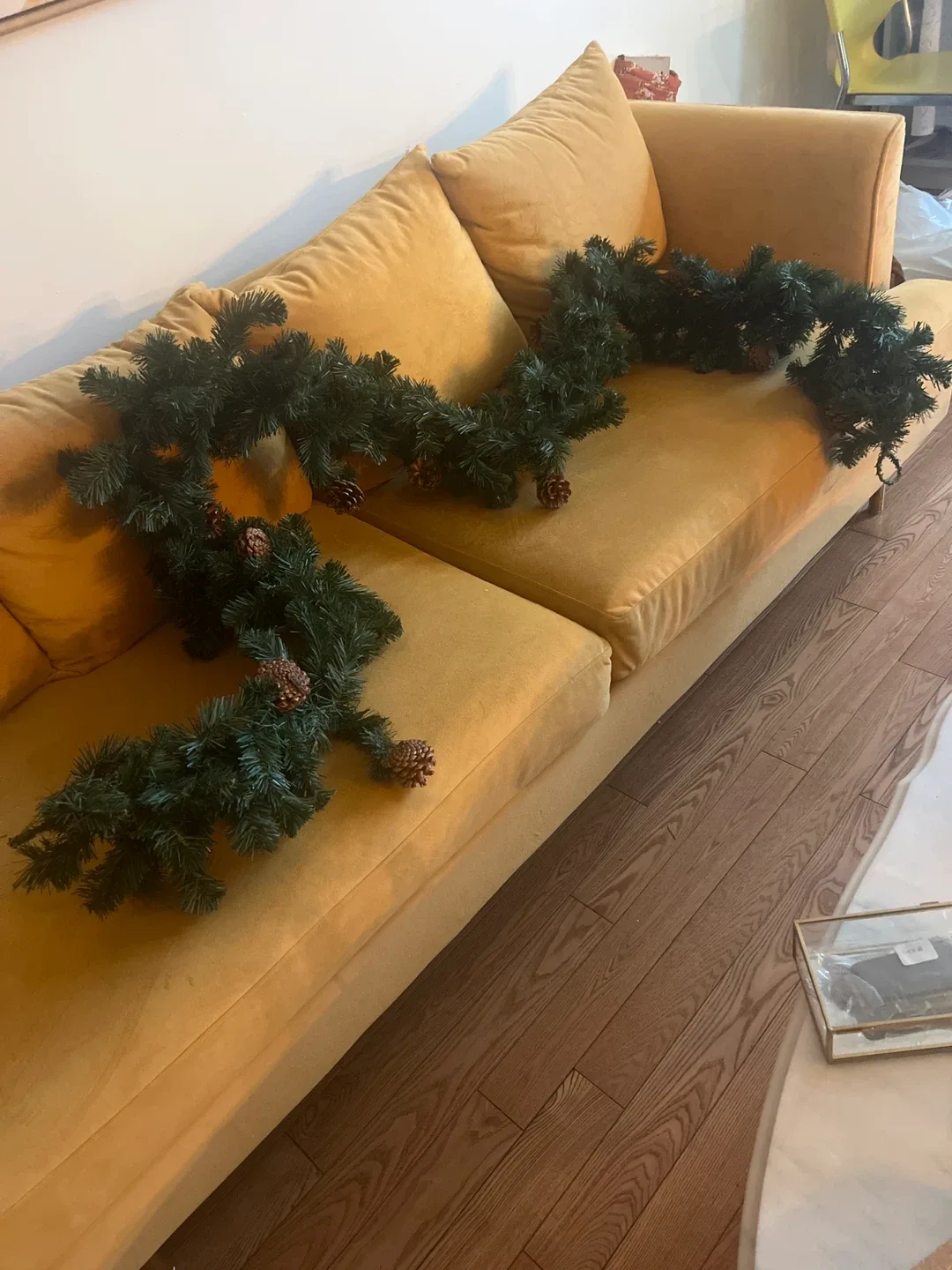 Christmas Garland with Pinecones image indicator(4)