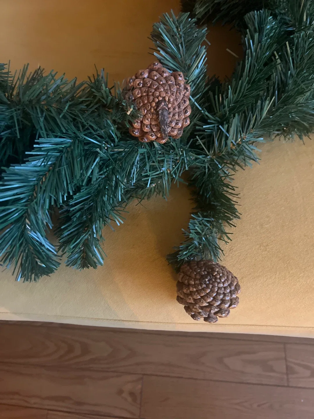Christmas Garland with Pinecones image indicator(6)