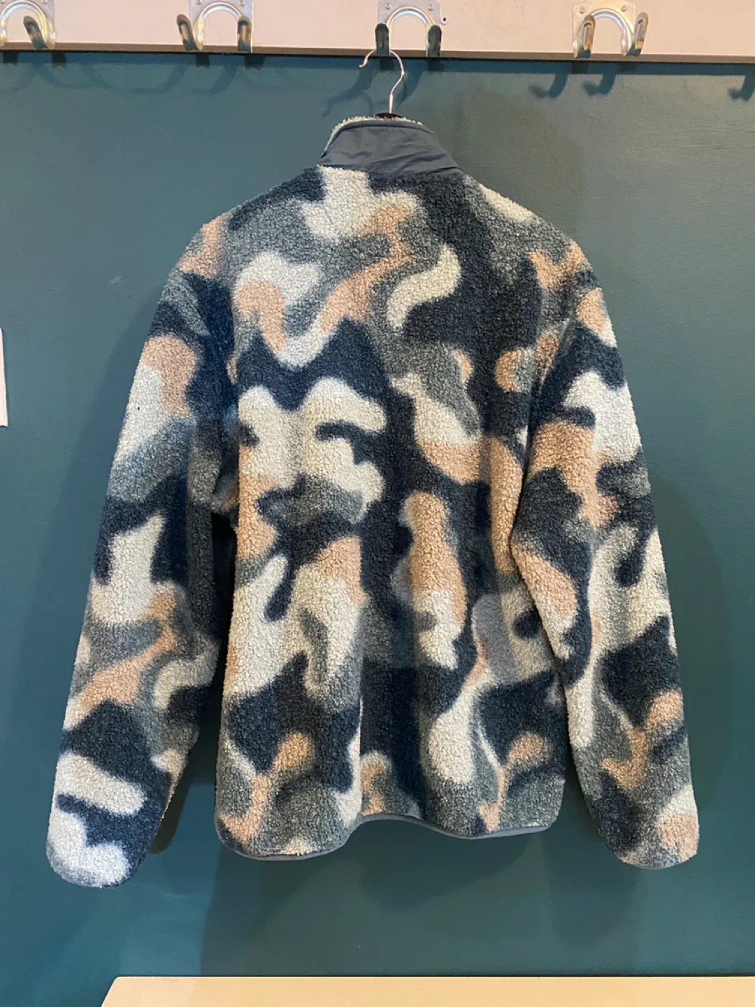 DKNY Camo Fleece Pullover -Mens Size XL image indicator(3)