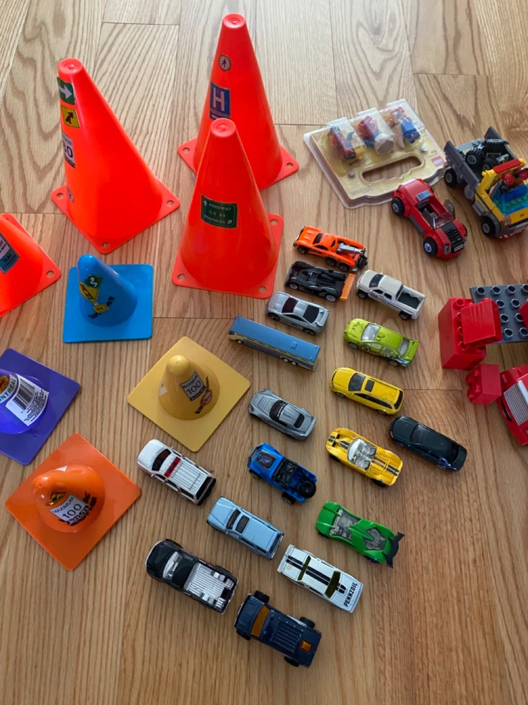 Toy Car and Traffic Cone Set image indicator(5)