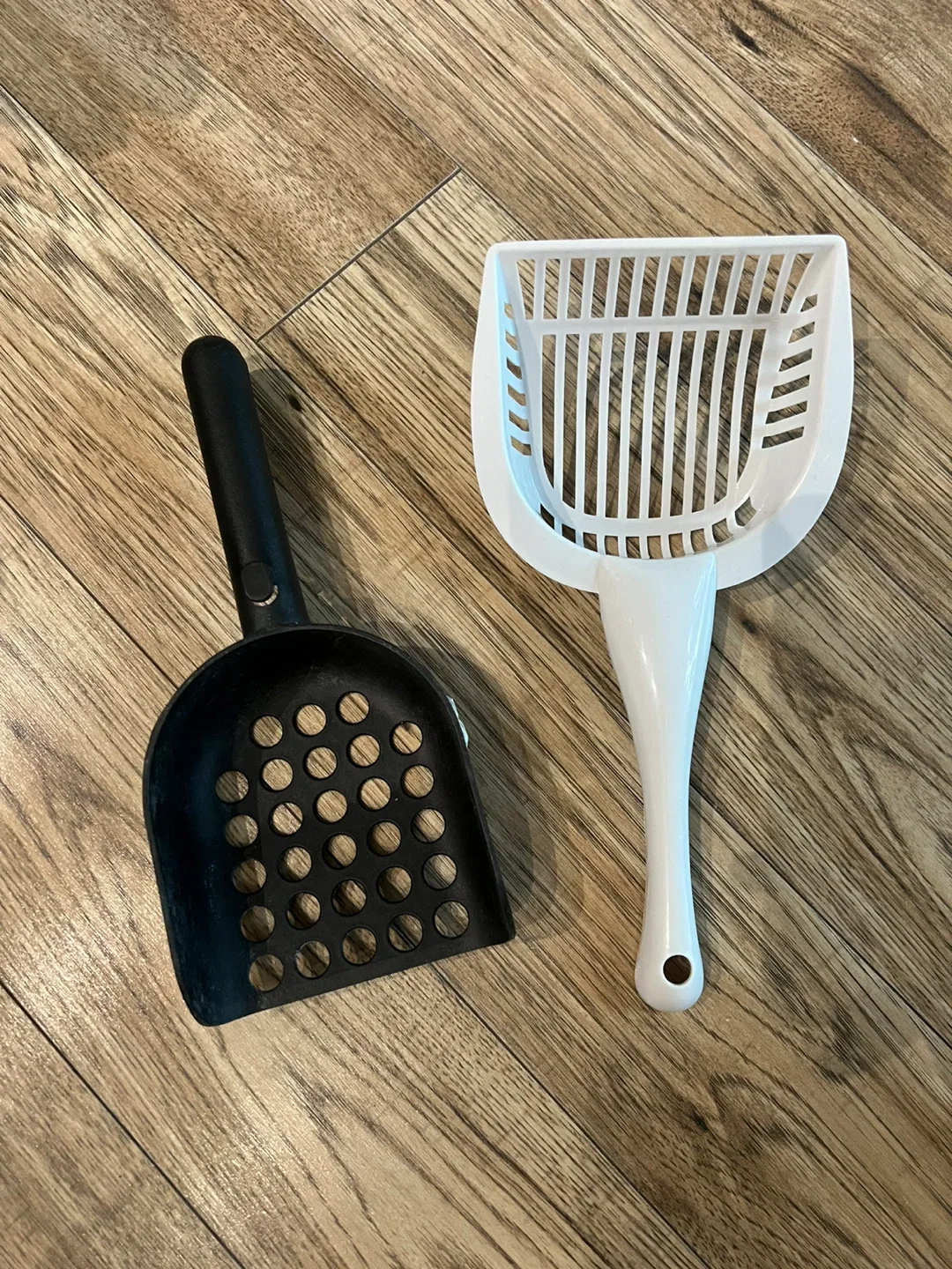 Cat Litter Scoops - Black and White