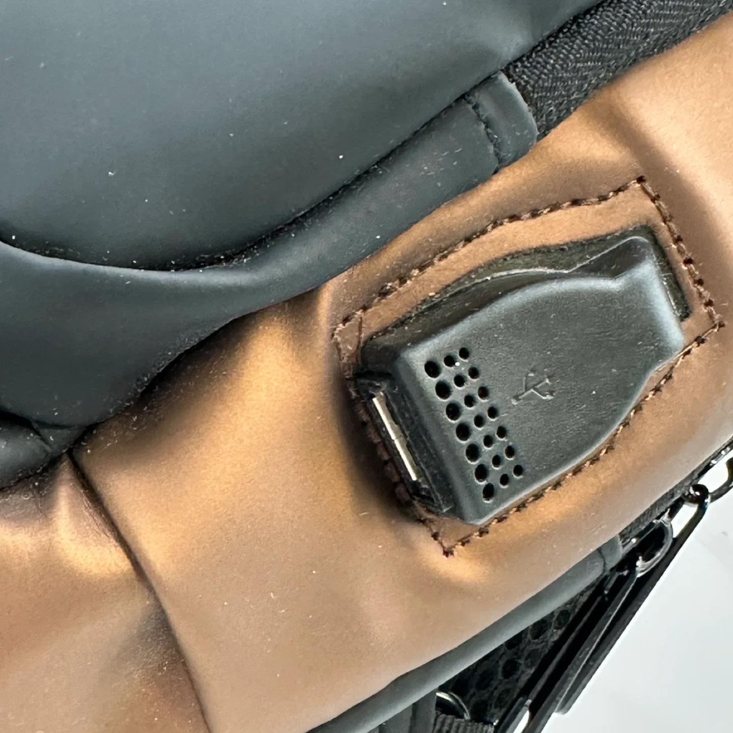 Anti-Theft Crossbody Bag USB Port Combo Lock image indicator(6)