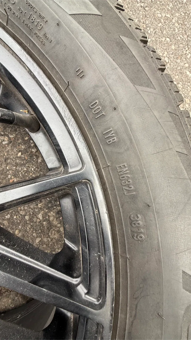 Set of 4 Pirelli Ice Zero 225/55R17 Tires on Rims image indicator(3)