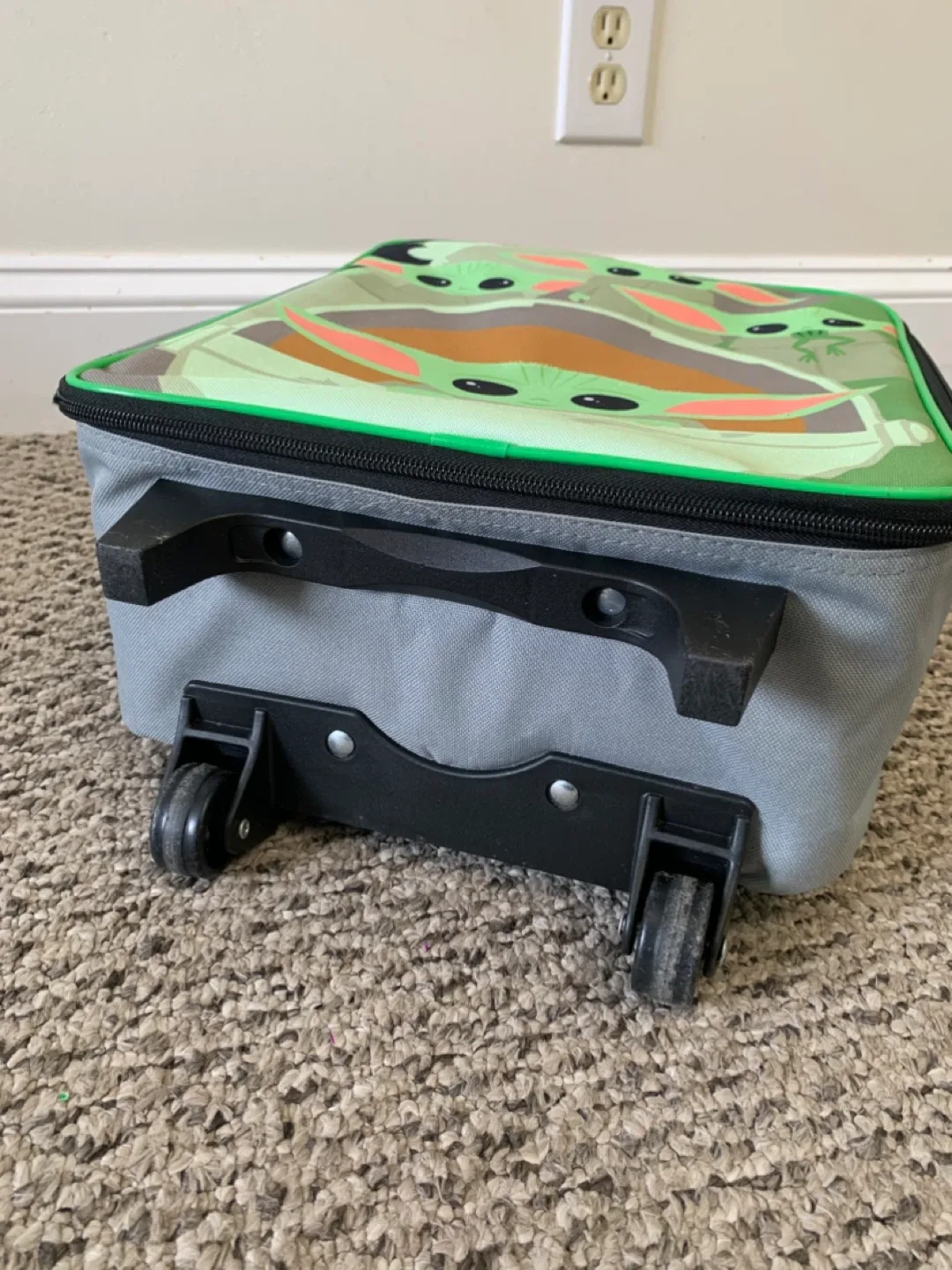 Star Wars Baby Yoda Rolling Suitcase - kids luggage image indicator(8)