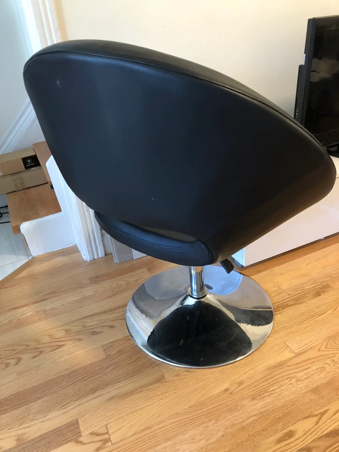 Black and chrome accent chair image indicator(2)