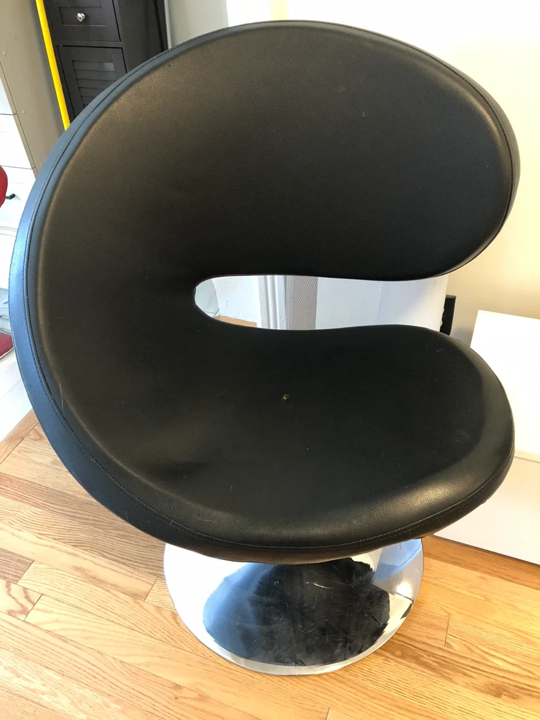 Black and chrome accent chair