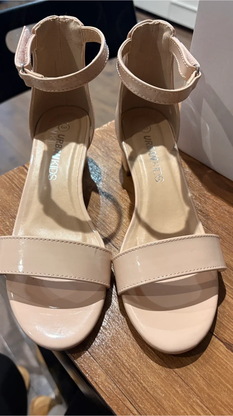 Sandals - Size 3 (light pink) image indicator(2)