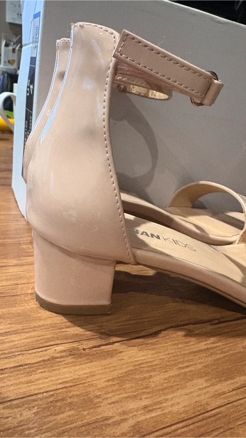 Sandals - Size 3 (light pink) image indicator(3)