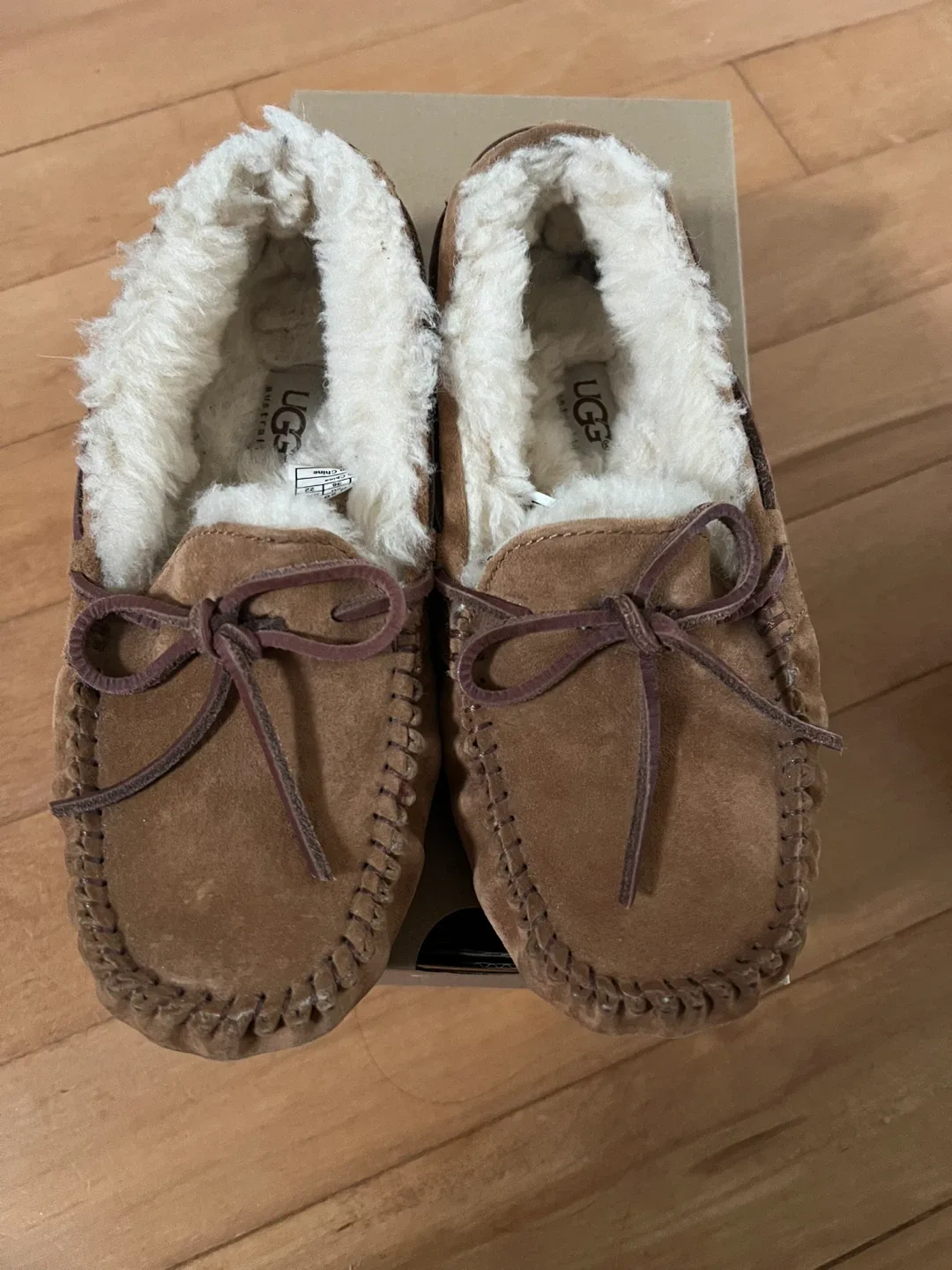 UGG Slipper - Size 5