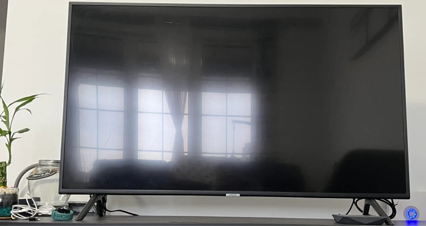 Upgrade your family nights with Samsung 50” smart TV image indicator(2)