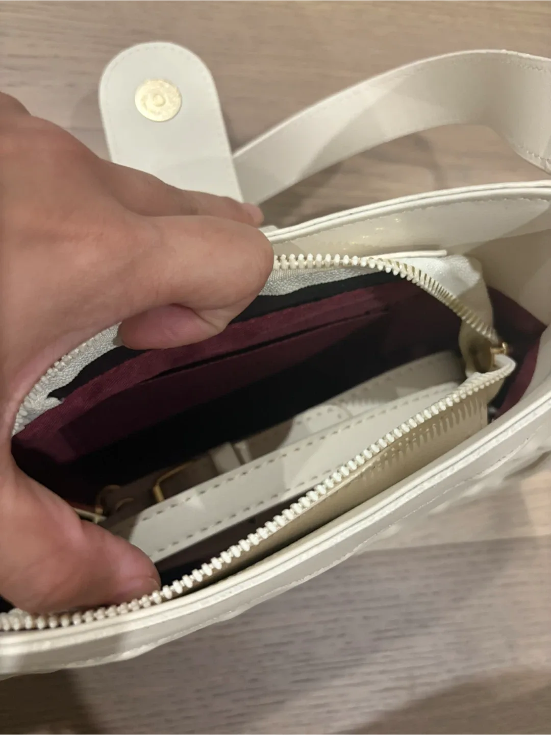 White mini handbag image indicator(3)