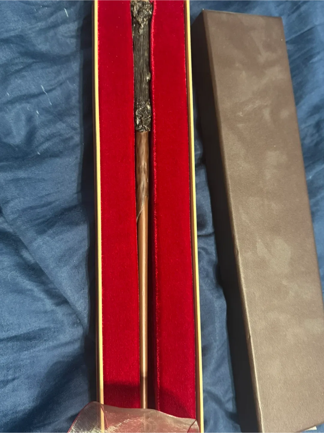 Harry Potter’s Wand in Velvet Collector Box – Great Condition! image indicator(2)