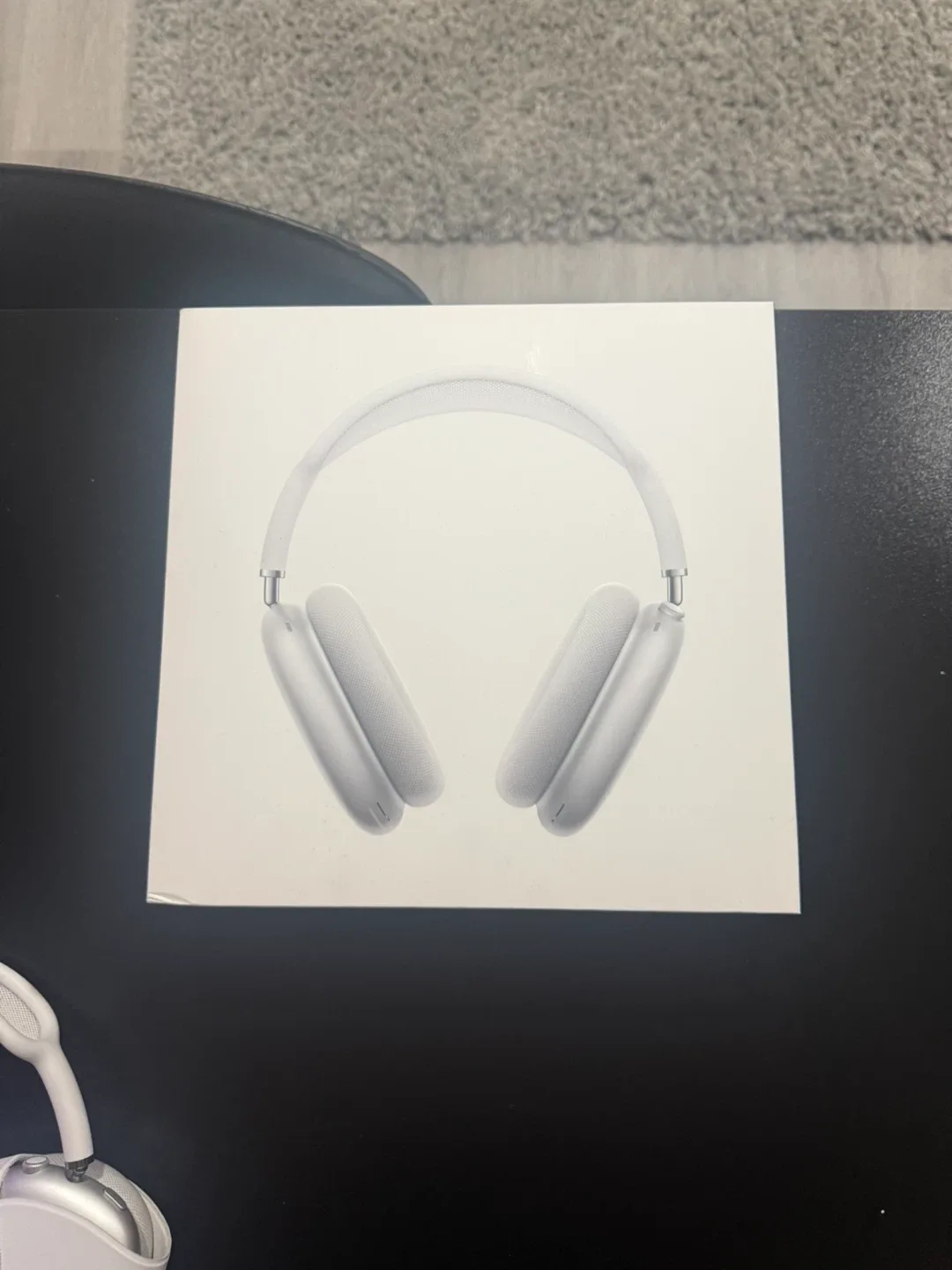 Apple AirPods Max - White - Like New! image indicator(3)