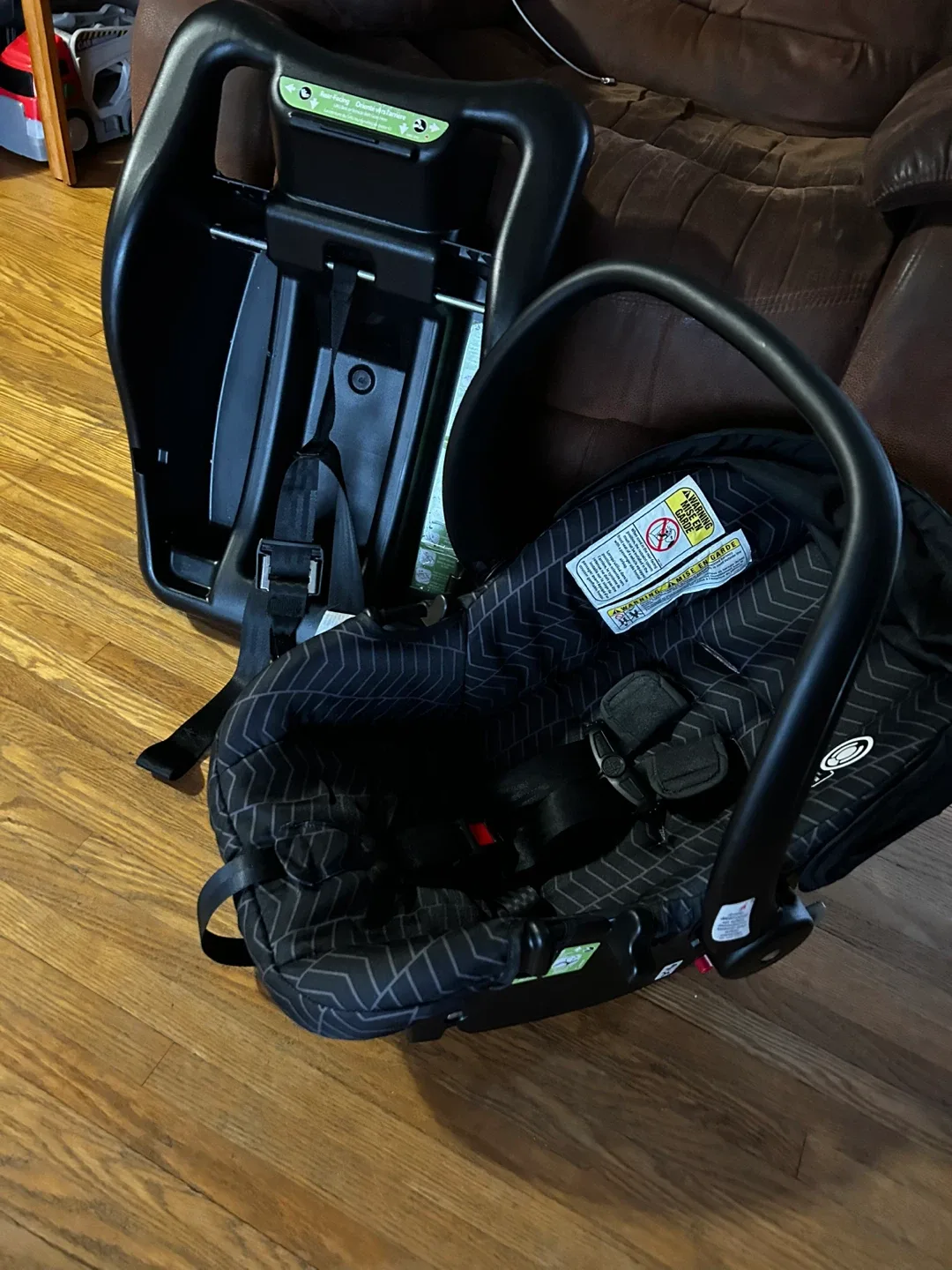 Graco Infant Car Seat - Expires 2028